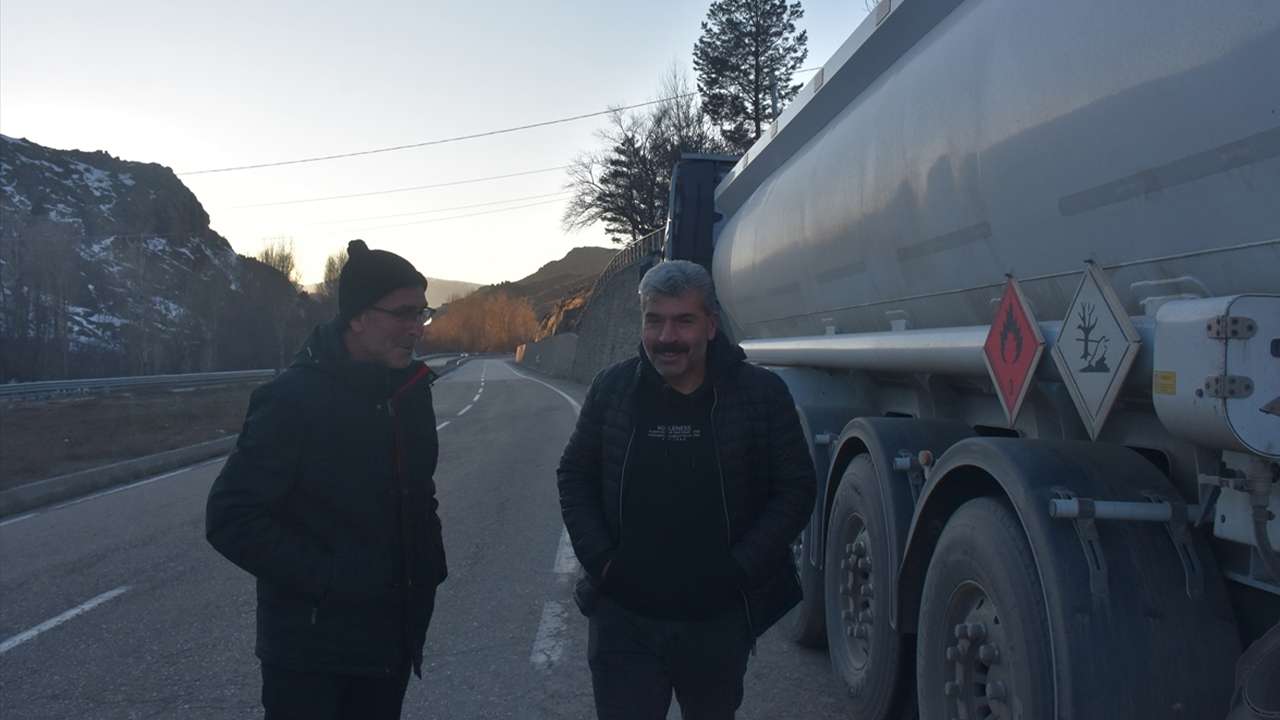 Bölgemizde ilginç gelenek :Yolu kesilen şoförler şaşkın