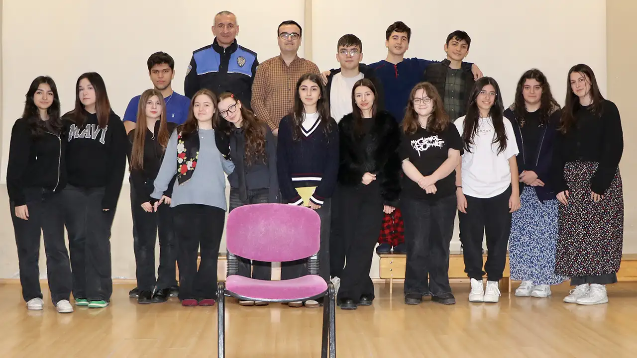 Trabzon Emniyet Müdürlüğü destekledi: Gençler “Boş Sandalye” ile suça sürüklenmeye dikkat çekti