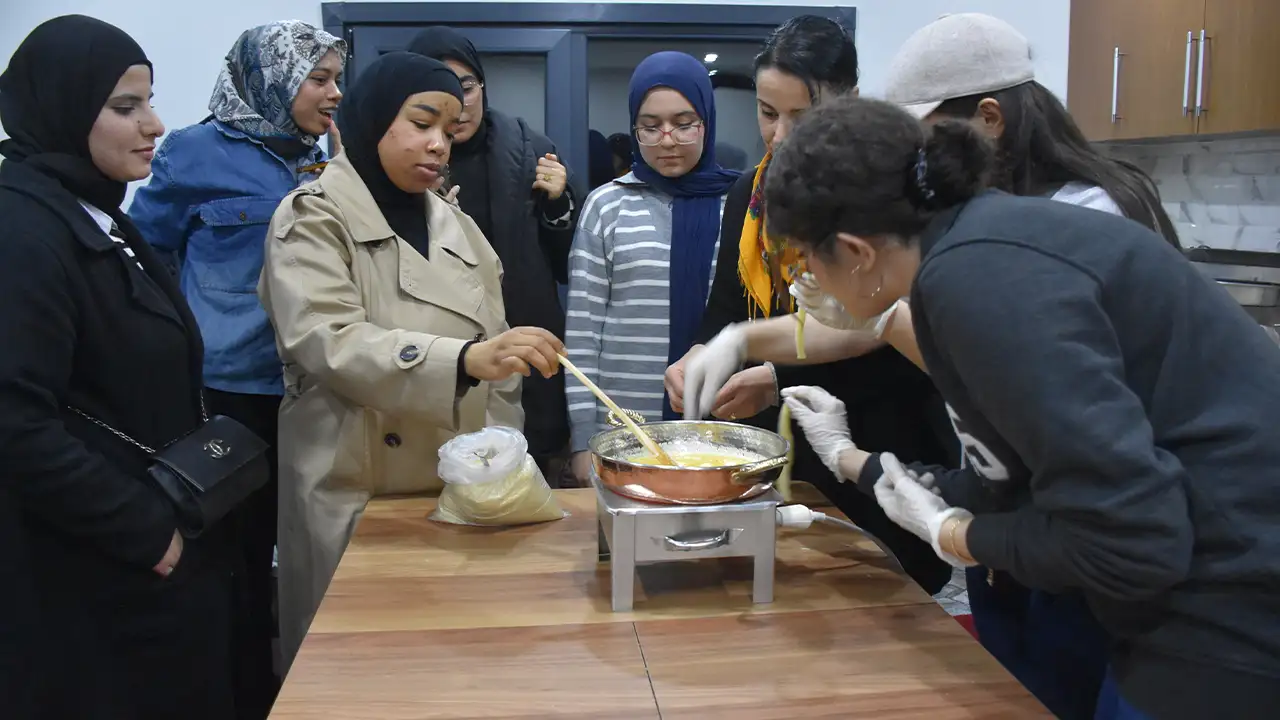 Trabzon’da 14 ülkeden yabancı öğrenciler Türk mutfağını öğreniyor