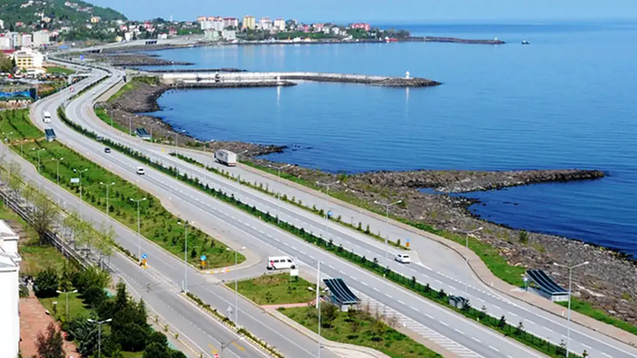 Trabzon'da sürücüler dikkat: Trafik tek şeritten sağlanıyor