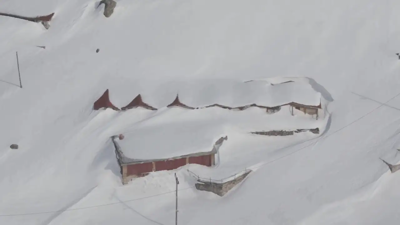 Rize Kavrun Yaylası’nda kar 3 metreyi aştı: Evler kayboldu