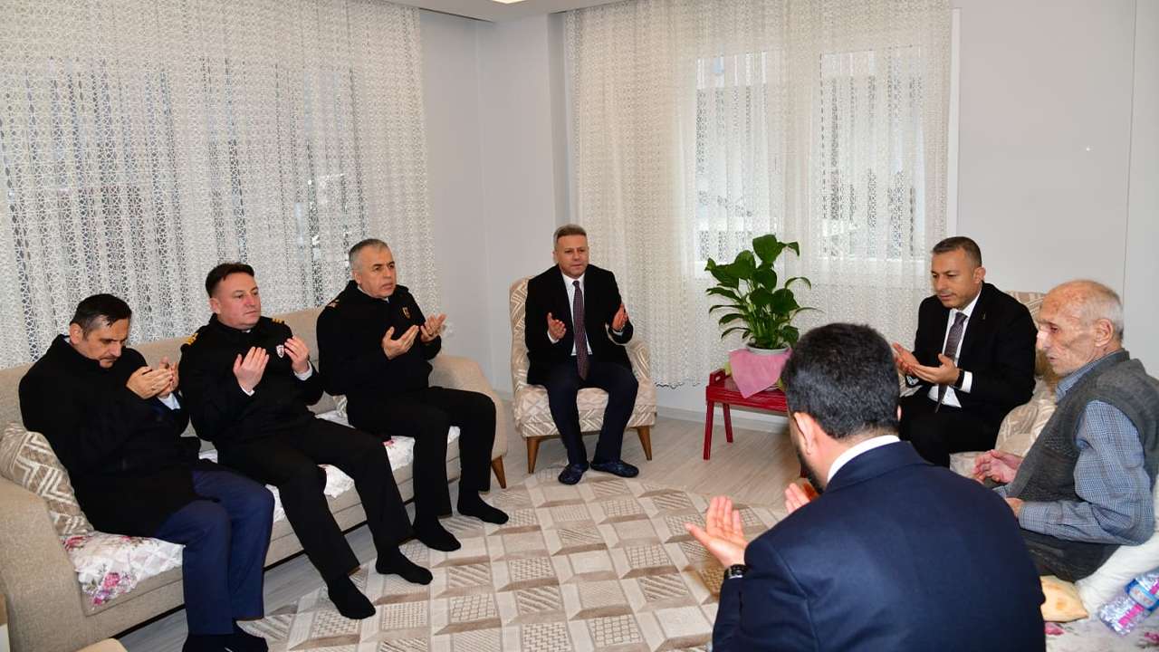 Vali Şahin’den şehit ailesine ziyaret