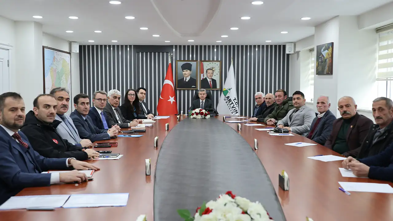 Vali Ergün Artvin’de muhtarların taleplerini dinledi