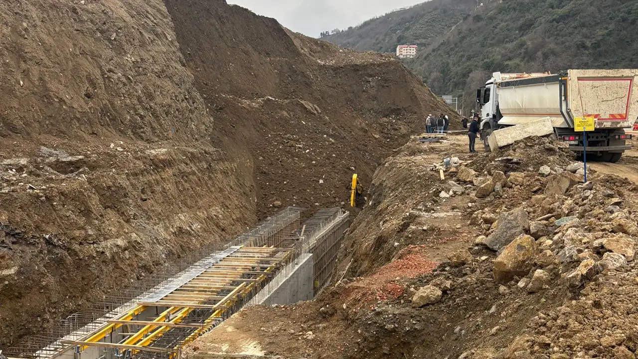 Trabzon Şehir Hastanesi sahasında korku dolu anlar: İş makinesiyle göçük altında kaldı