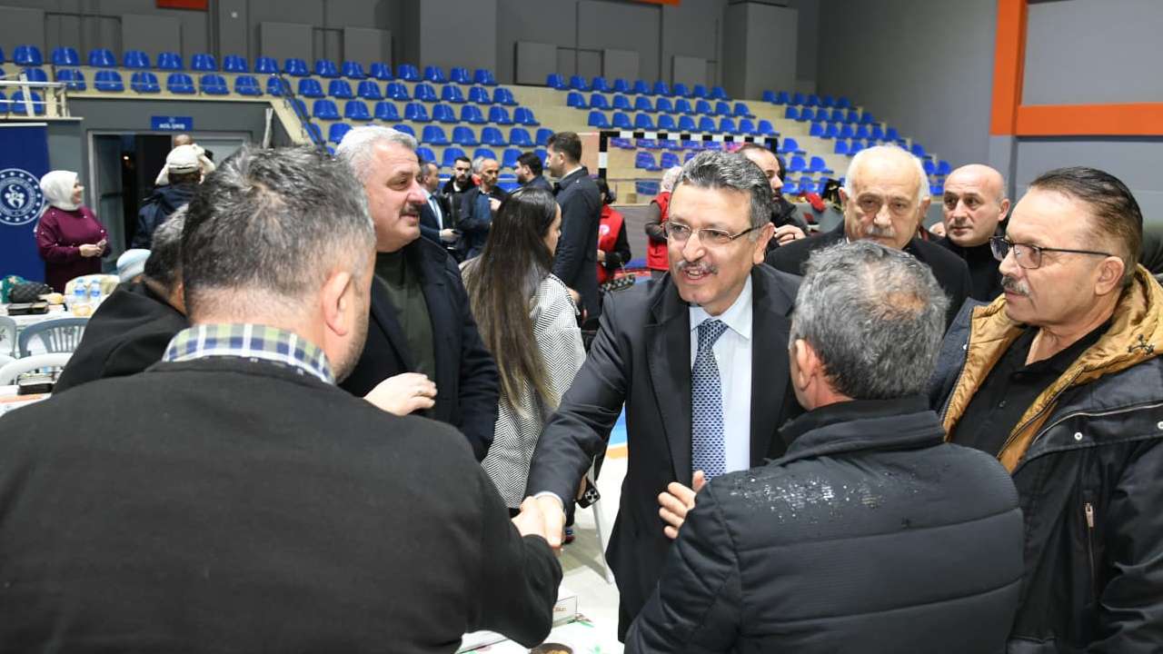 Başkan Genç, Beşikdüzü’nde vatandaşlarla gönül sofrasında buluştu