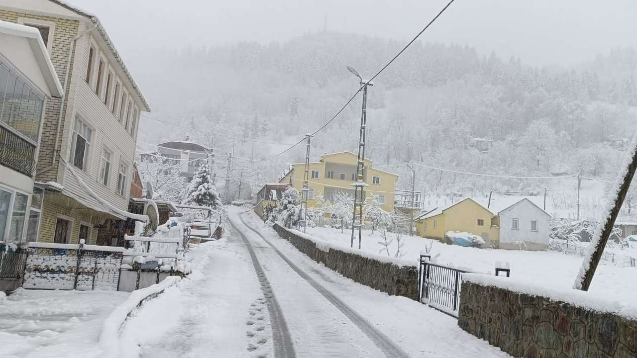 Meteoroloji’nin uyardığı kar sabaha karşı etkisini gösterdi! Maçka beyaza büründü!