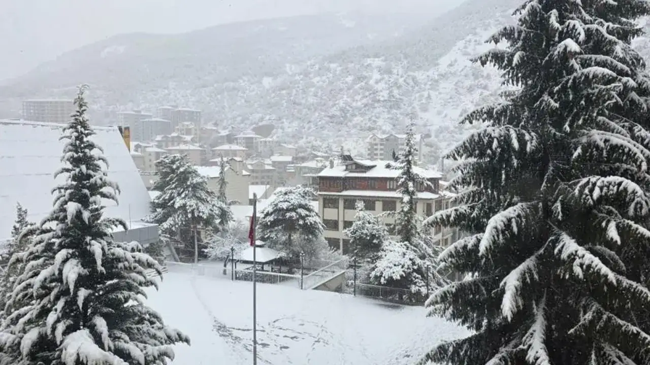 Gümüşhane' kar ulaşımı vurdu: 193 köy yolu ulaşıma kapandı