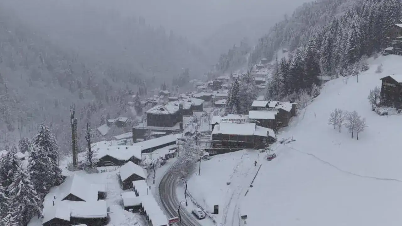 Doğu Karadeniz’de kar etkisi: Ayder beyaza büründü