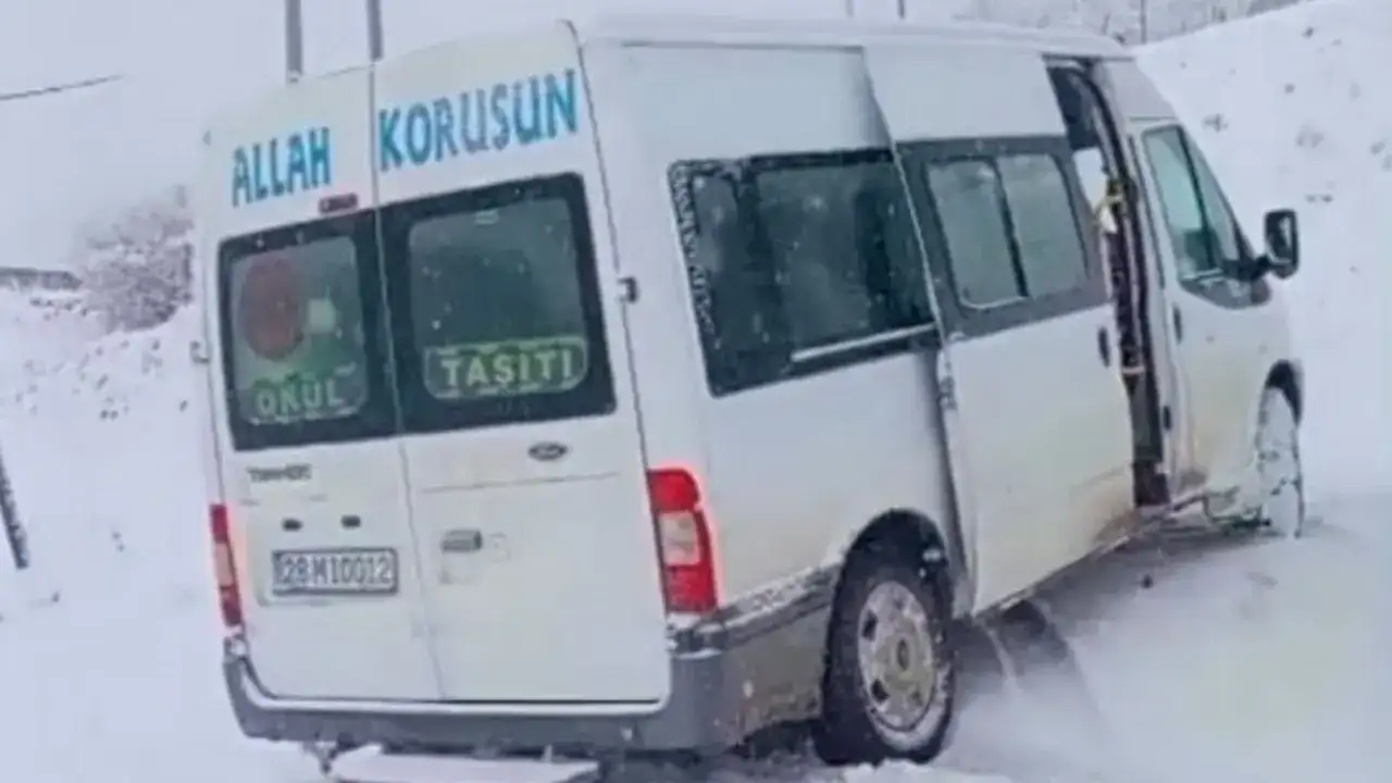 Çamoluk’ta karda mahsur kalan öğrenci servisine anında müdahale