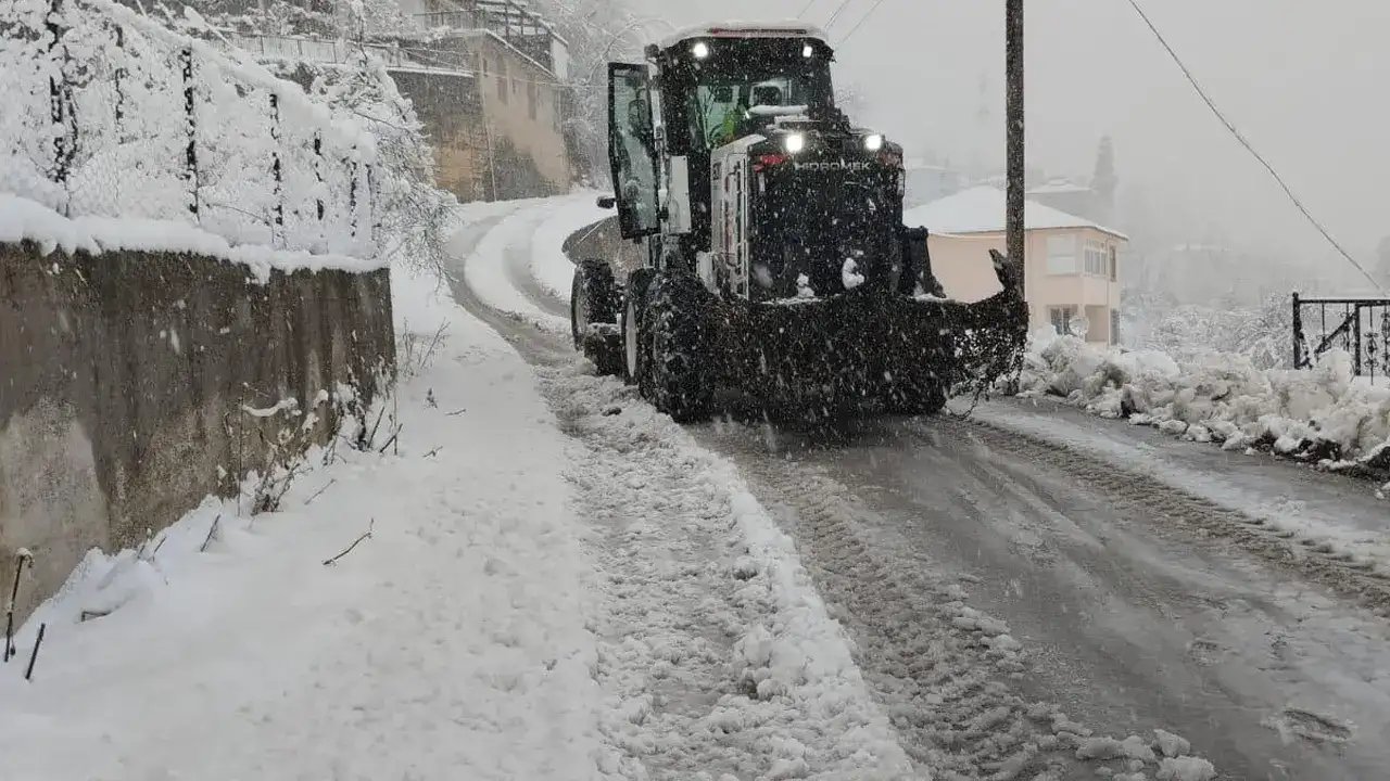 Trabzon’da kar yolları kapattı: Büyükşehir ekipleri karla mücadeleyi sürdürüyor