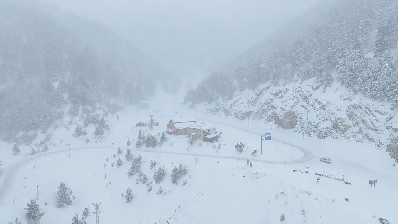 Doğu Karadeniz’in zirvesi Zigana’da kar manzarası