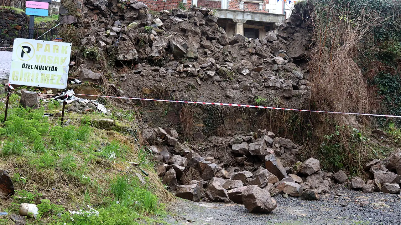 Ordu'da istinat duvarı çöktü: Park halindeki 3 araç hasar gördü