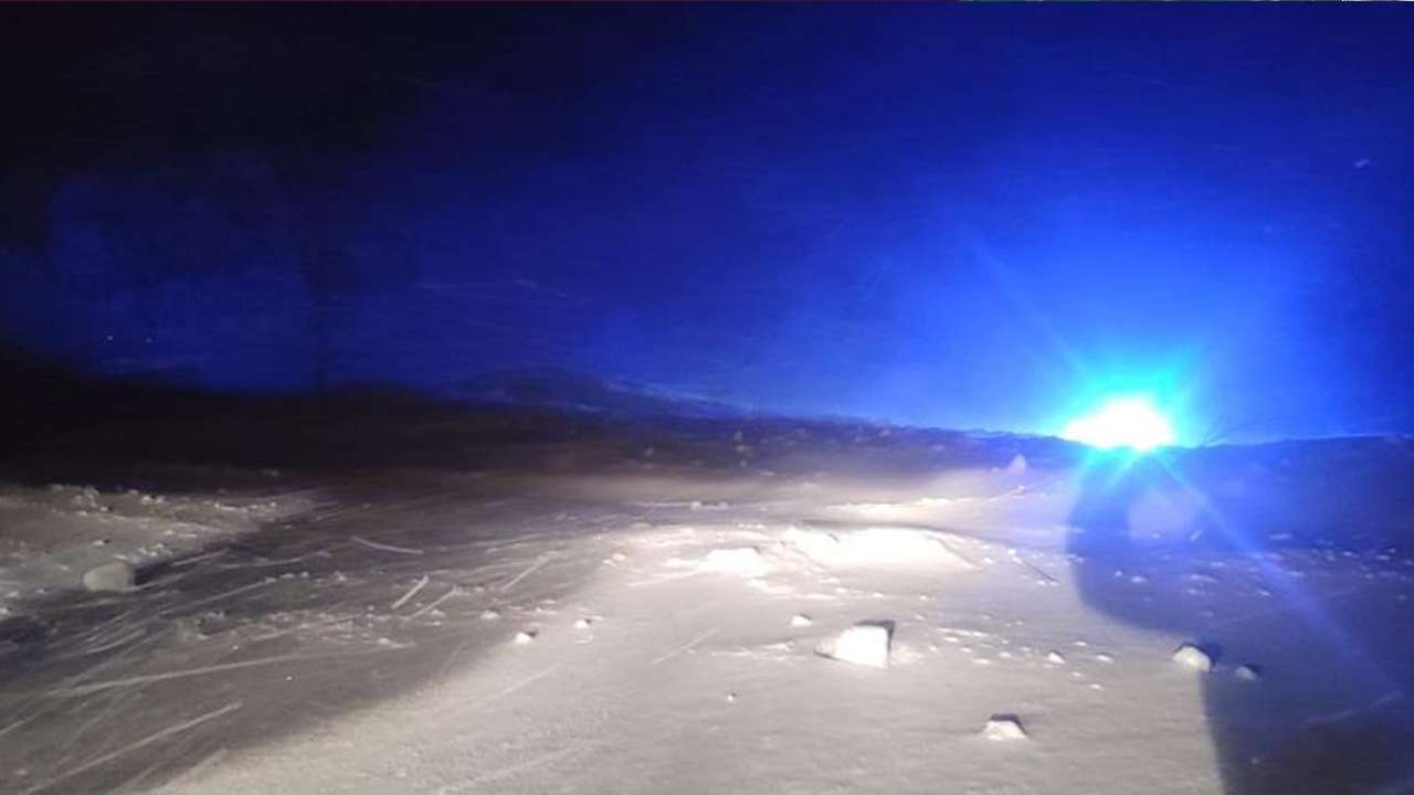 Kar yağışı çığı getirdi: Tünelde ulaşım durdu