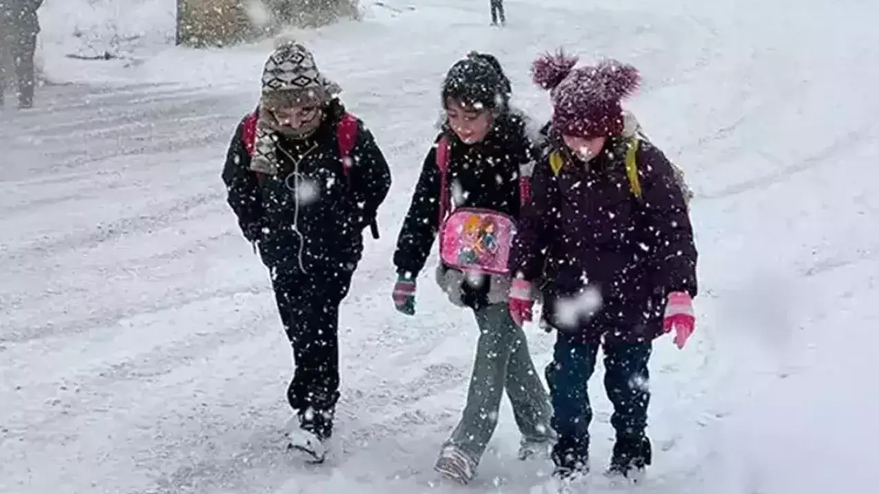 Rize'de eğitime kar engeli: Okullar 1 gün tatil edildi