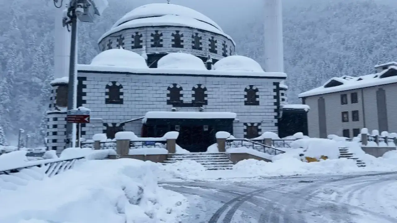 Uzungöl beyaza büründü: Kar kalınlığı 1 metreyi aştı