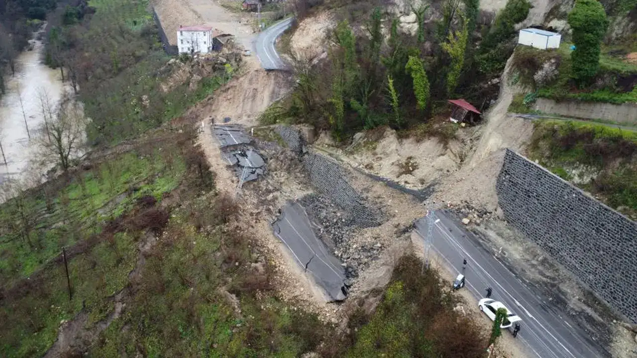 Ordu’da heyelan: Karayolu çöktü, ev tahliye edildi