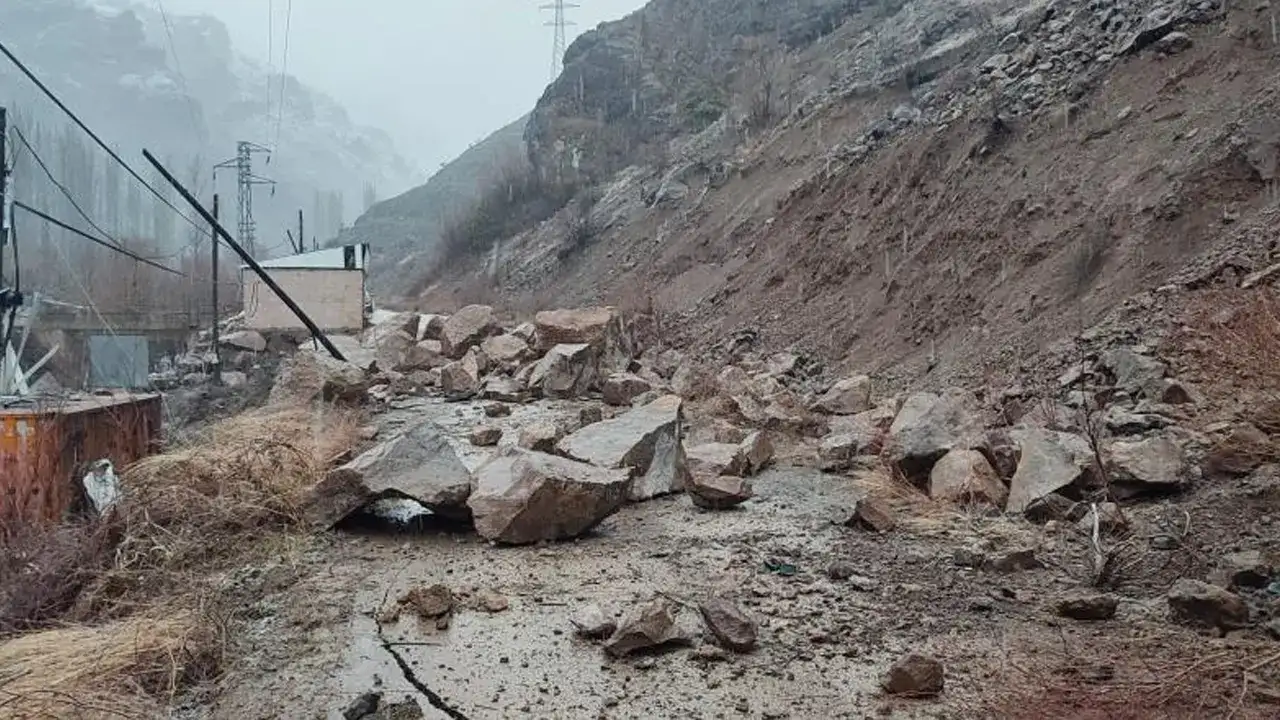 Artvin Yusufeli’nde heyelan: İki köyü bağlayan yol kapandı