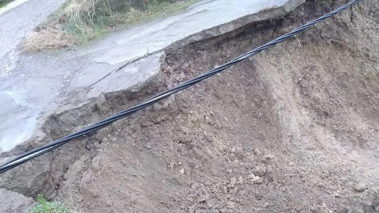 Arsin'de tehlike! Yolda toprak kayması uyarısı