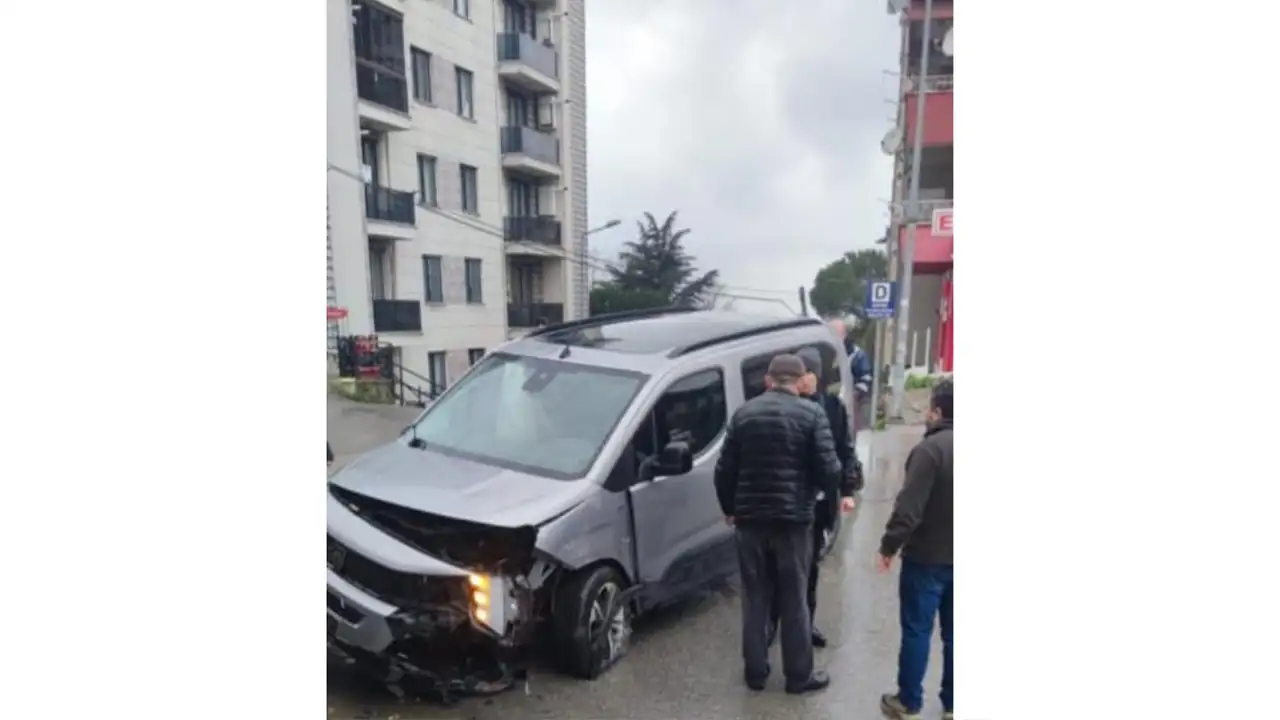 Zonguldak’ta feci kaza: Otomobil kalabalığın arasına daldı, öğretmen yaşamını yitirdi