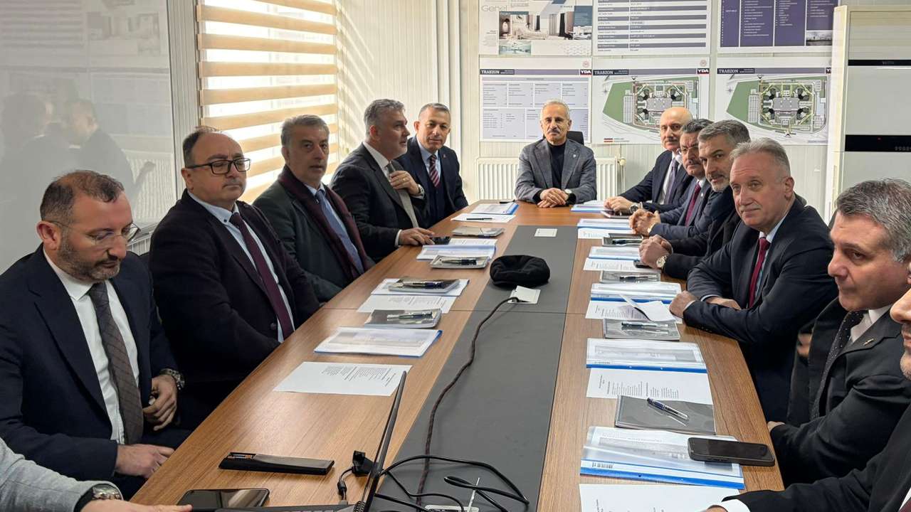 Bakan Uraloğlu’ndan Trabzon’da raylı sistem ve ulaşım açıklaması
