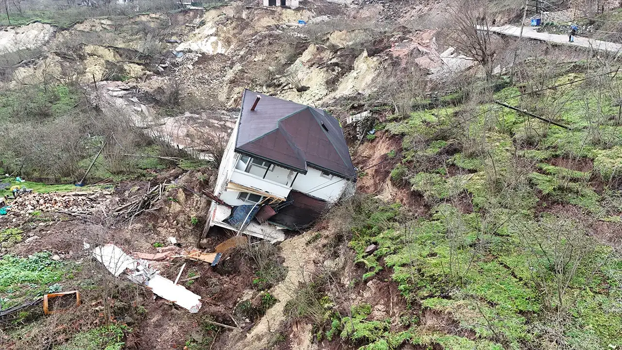 Ordu'da dehşet anları: 2 ev yıkıldı