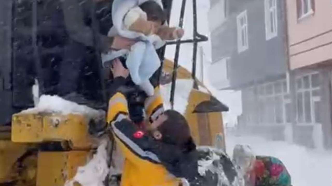 Kar geçit vermedi ekipler pes etmedi: Bebek kurtarma operasyonu