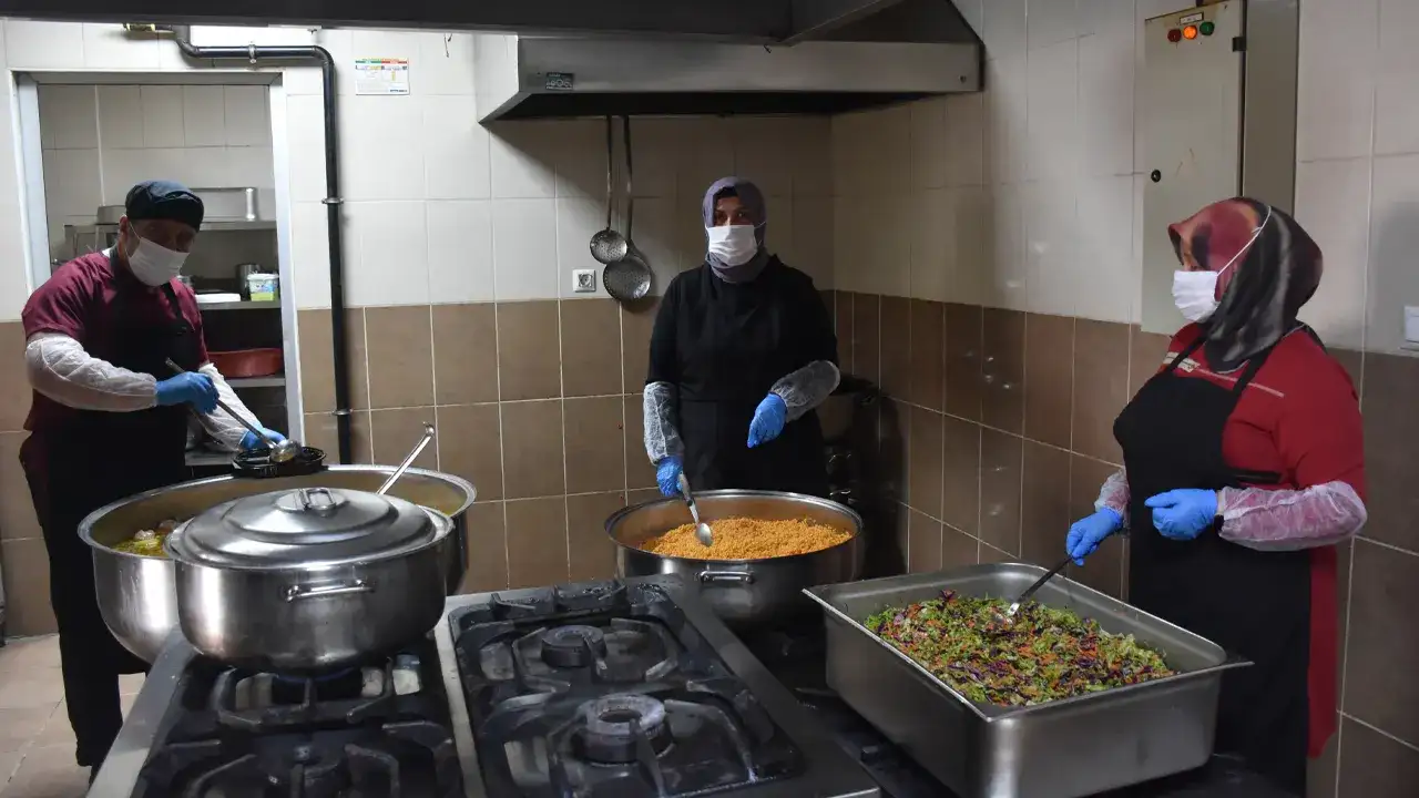 Gümüşhane’de 40 aileye Ramazan’da sıcak yemek