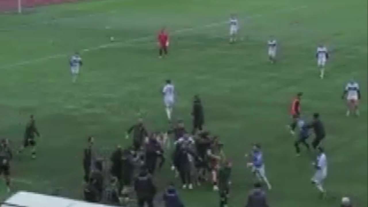 Bölgemizde amatör maç karıştı: Futbolcular tekme tokat birbirine girdi