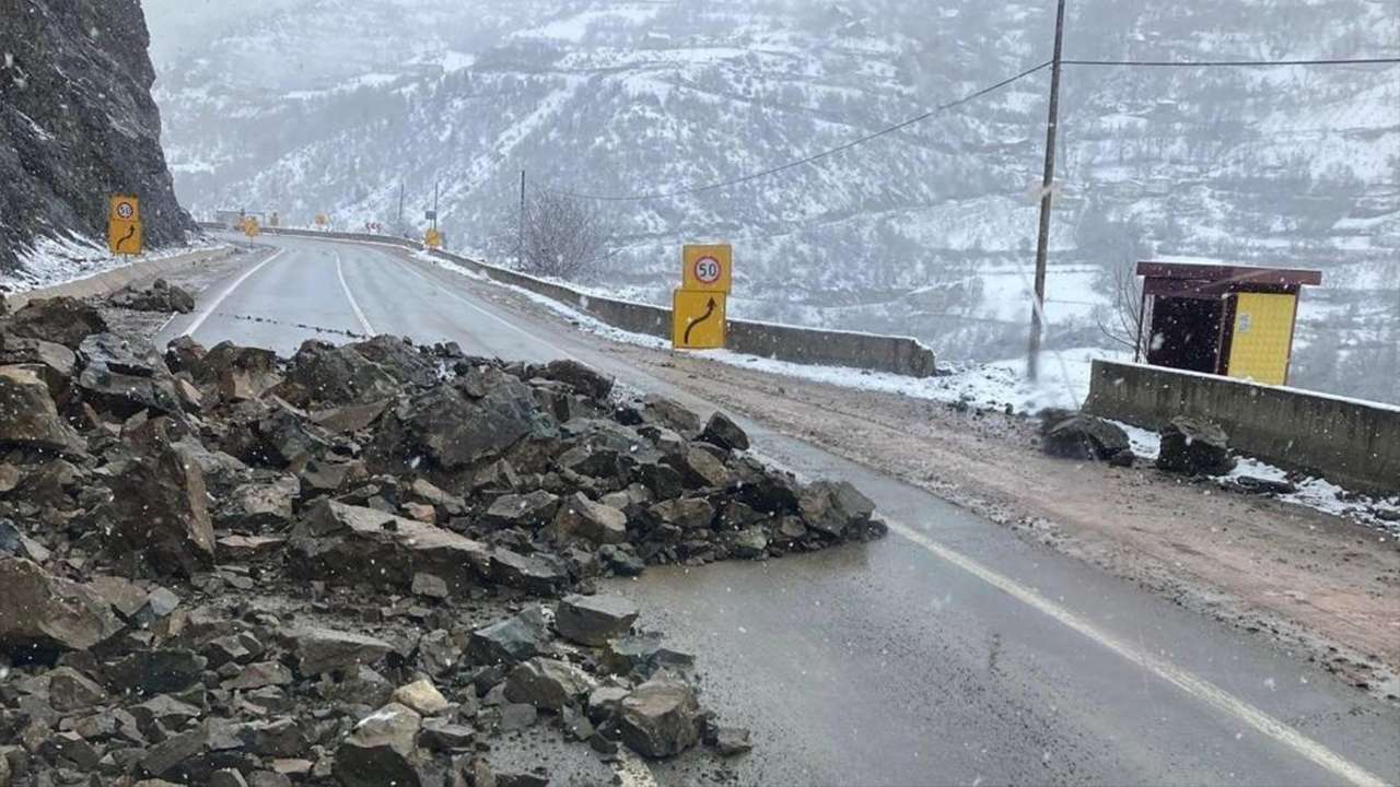 Bölgemizde heyelan paniği:Yolu dev kayalarla kapandı