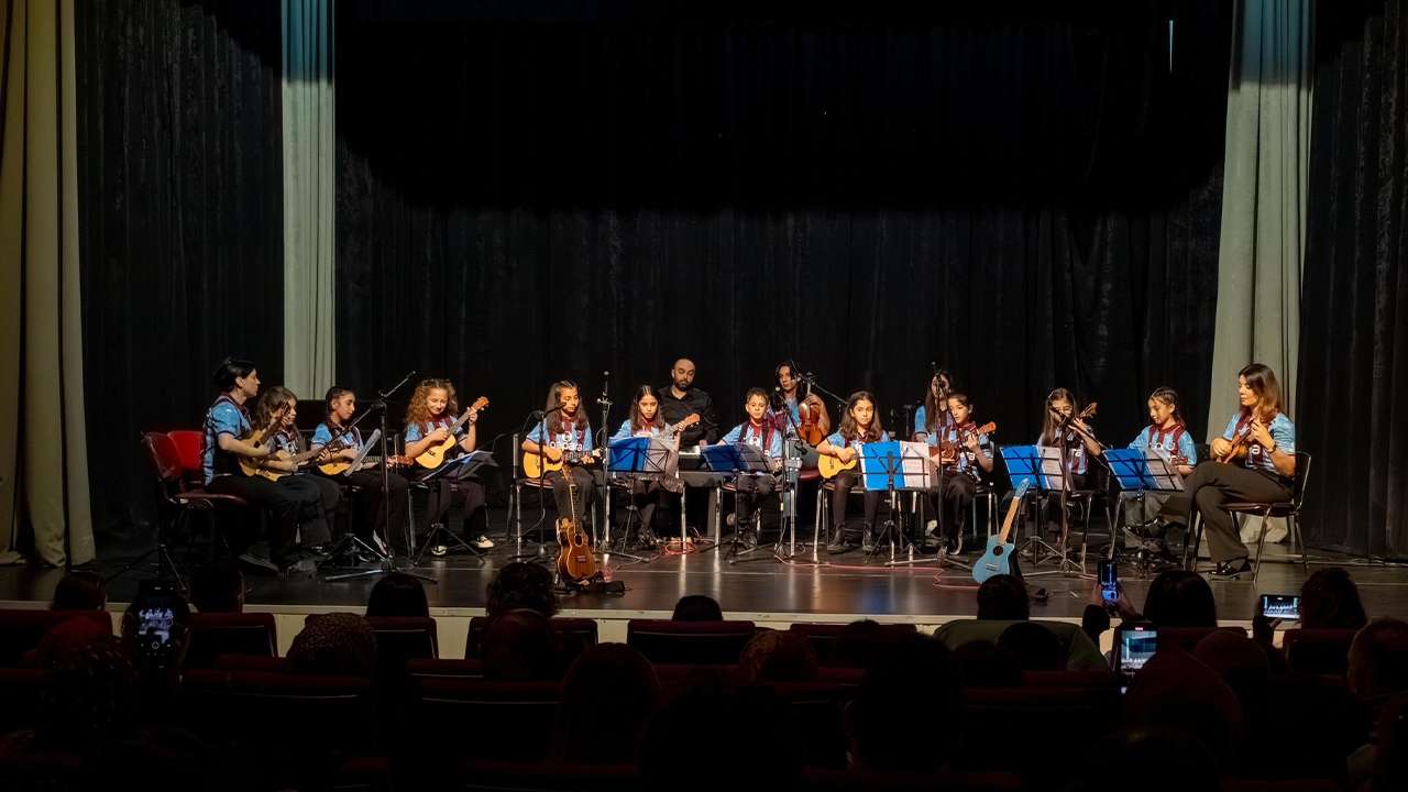 Trabzon’da minik ellerden Lösemili kardeşlerine anlamlı destek: Ukulele konseri büyüledi