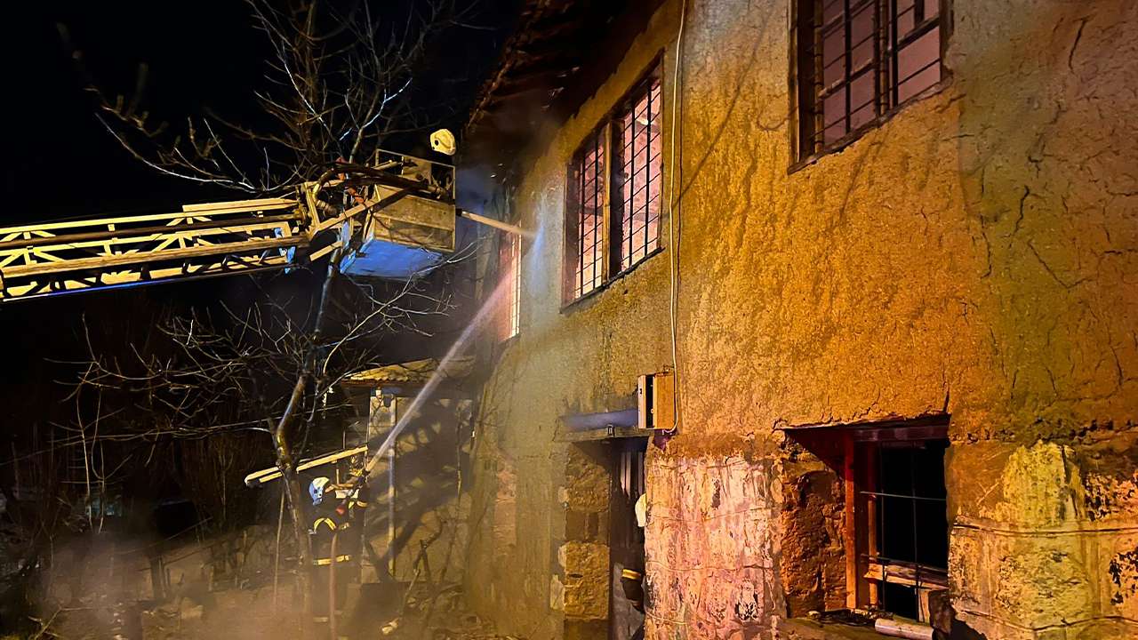 Bölgemizde korkutan yangın: İki katlı ev kül oldu