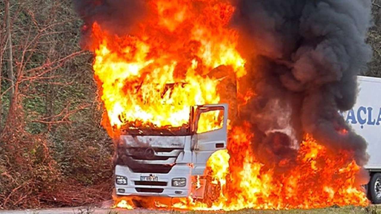 Karadeniz Sahil Yolu'nda tır yangını: Araç alev topuna döndü