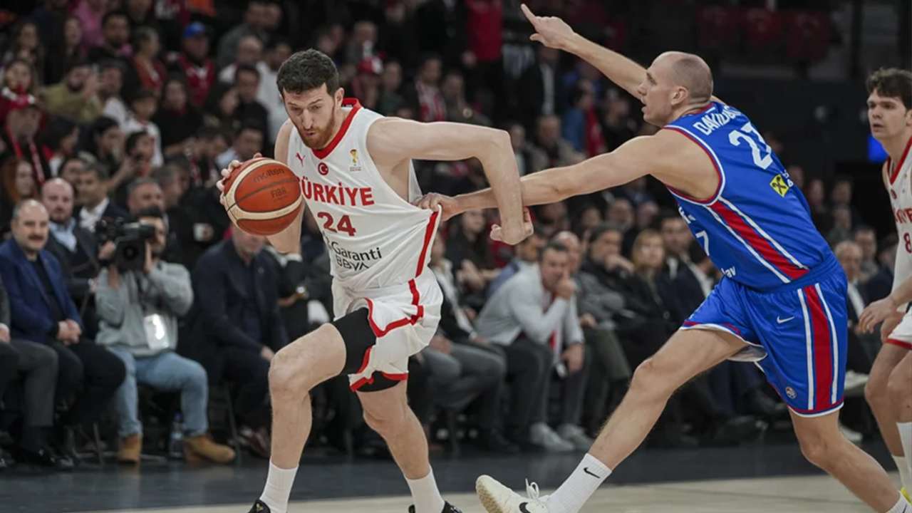 12 Dev adam dolu dizgin: Türkiye Sırbistan’ı devirerek 4’te 4 yaptı