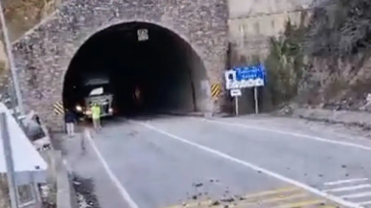 Gümüşhane- Giresun yolunda heyelan: Yol trafiğe kapatıldı