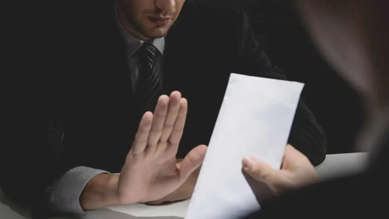 İcbar suretiyle irtikap nedir? Rüşvetten farkı ne? Tanju Özcan “İcbar Suretiyle İrtikap” soruşturmasında tutuklandı