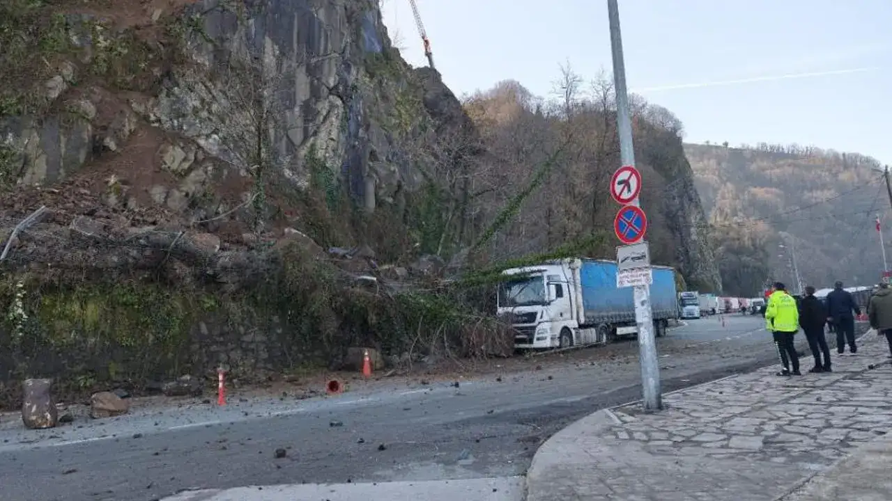 Artvin'de heyelan: Park halindeki tır zarar gördü