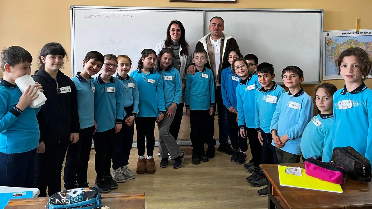 ‘Taşacak Bu Deniz’in Hıdır’ı Sürmene’de öğrencilerle buluştu