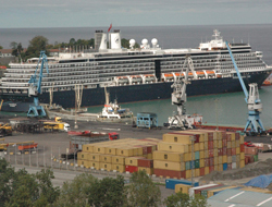 Dev yolcu gemisi Trabzon'a yanaştı