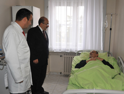 Gümrükçüoğlu'ndan hasta ziyareti