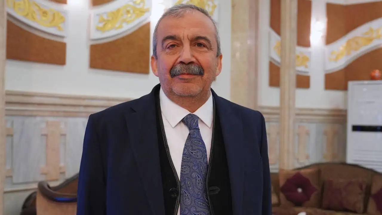 Sırrı Süreyya Önder kimdir? Siyasetçi, yönetmen, oyuncu Sırrı Süreyya Önder'in biyografisi