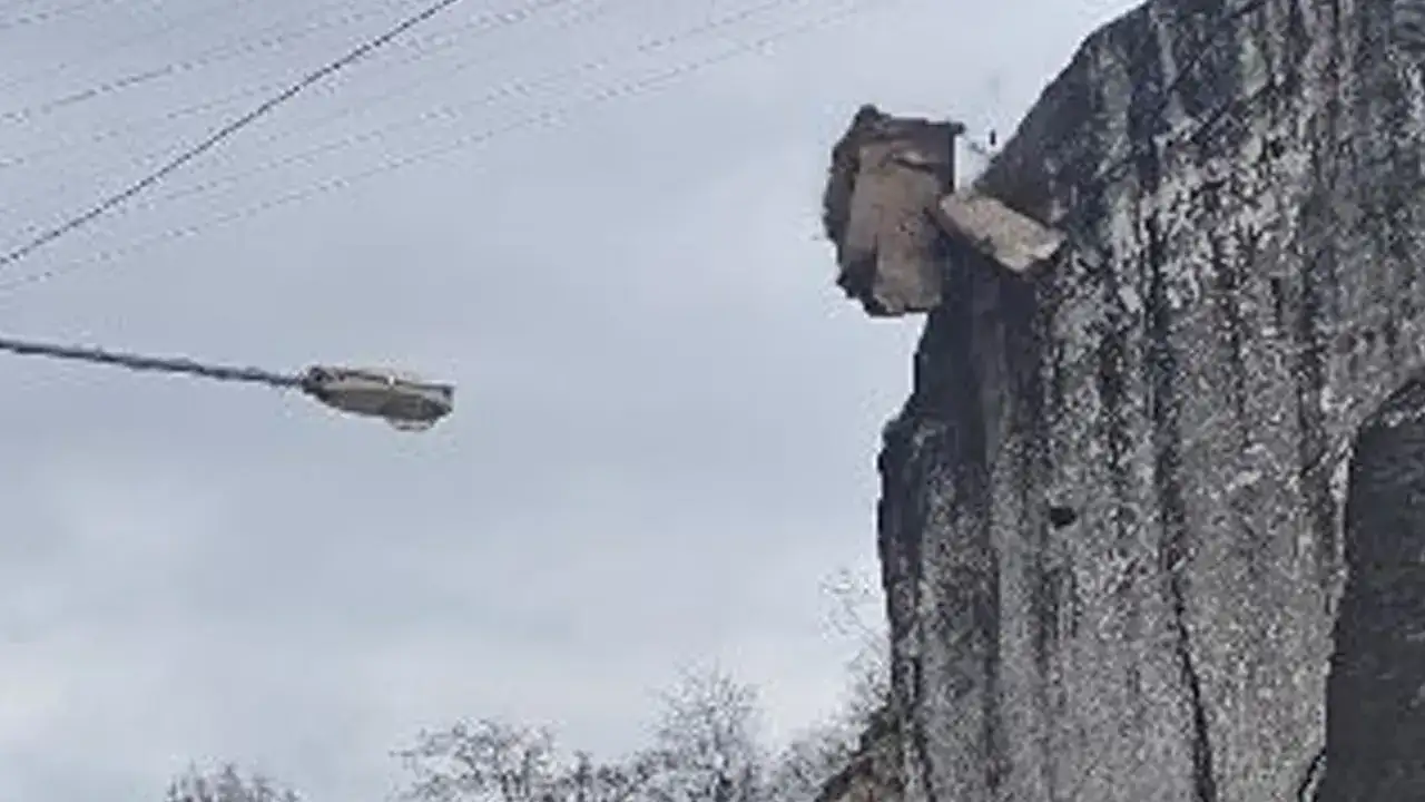 Artvin’de dev kaya kütleleri kontrollü şekilde düşürüldü