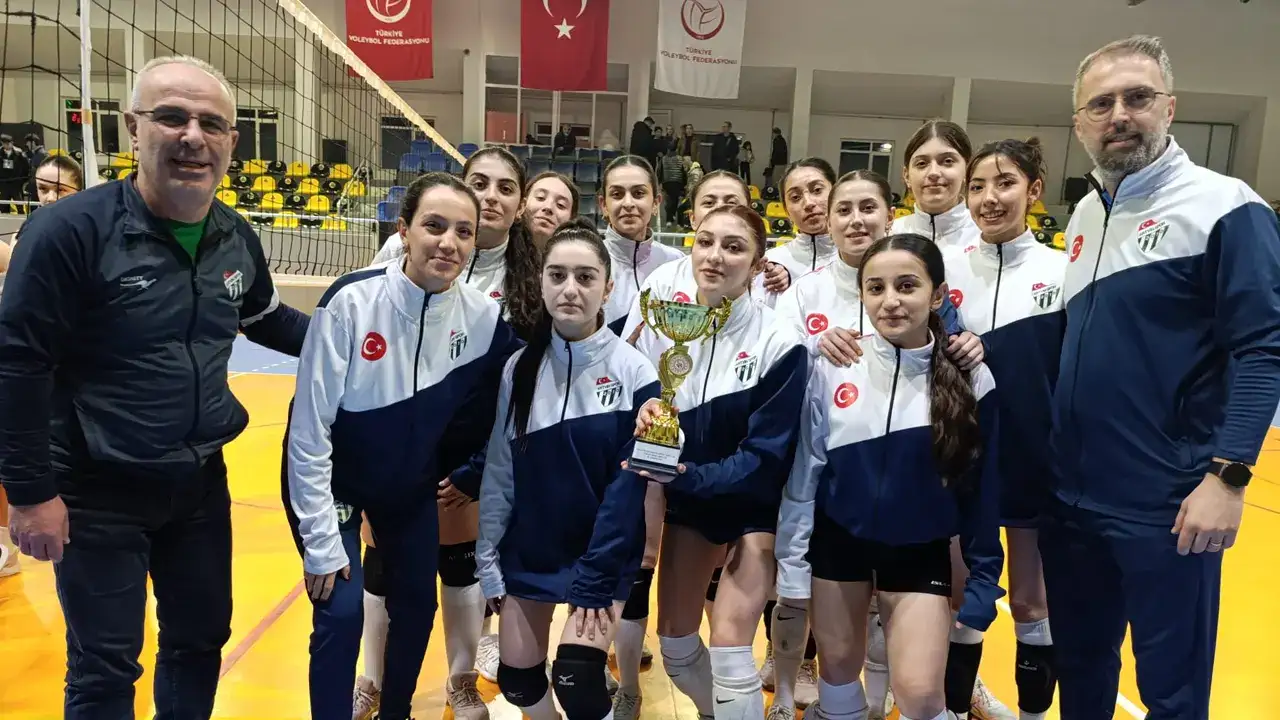 Artvin’de genç kızlar voleybol şampiyonu Artvinspor
