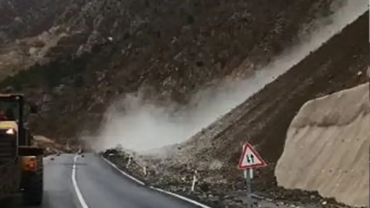 Artvin’i heyelan vurdu: Yol ulaşıma kapandı