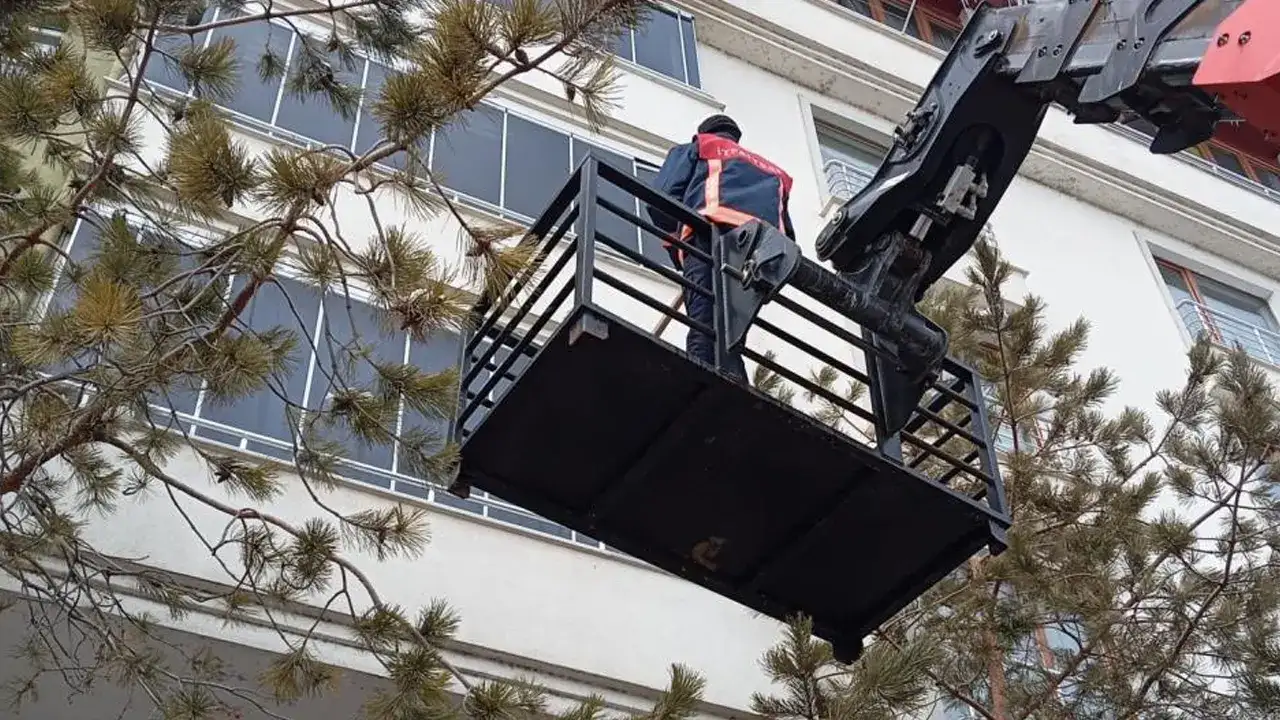 Bayburt’ta buz sarkıtlarına karşı çalışma