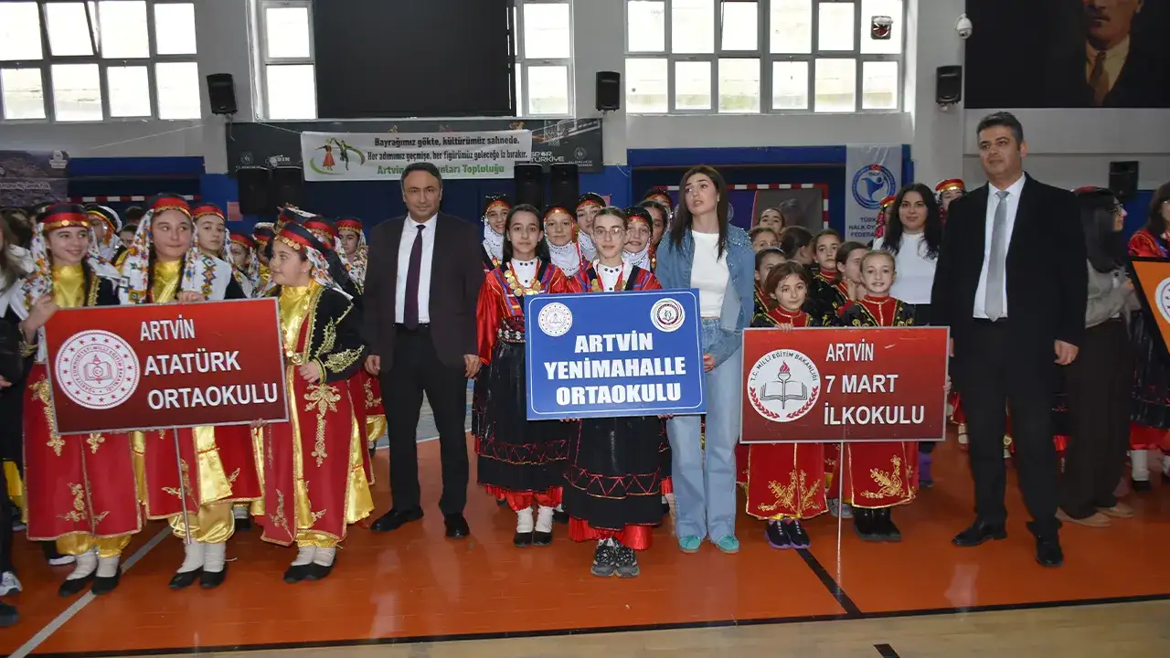Artvin’de okullar arası halk oyunları yarışması düzenlendi