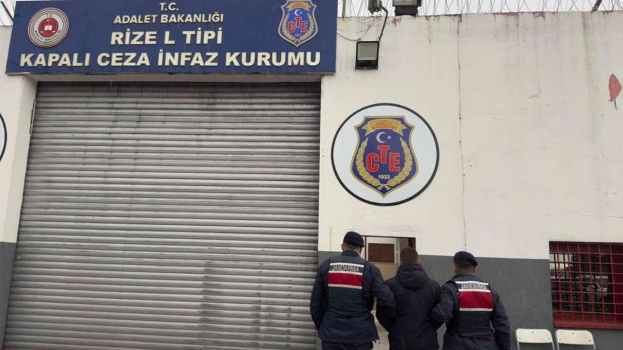 Rize'de uyuşturucu ticaretinden aranan şahıs yakalandı: 12 yıl hapis cezası vardı