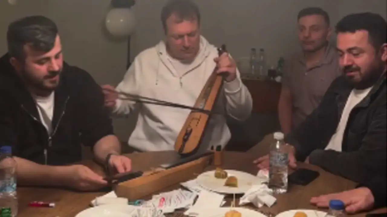 Karadenizli sanatçılar bir araya geldi: Kemençe eşliğinde “Hu Der Allah” ilahisini söylediler