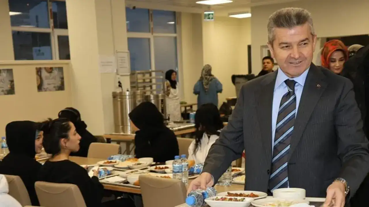 Artvin Valisi Ergün öğrencilerle iftarda buluştu