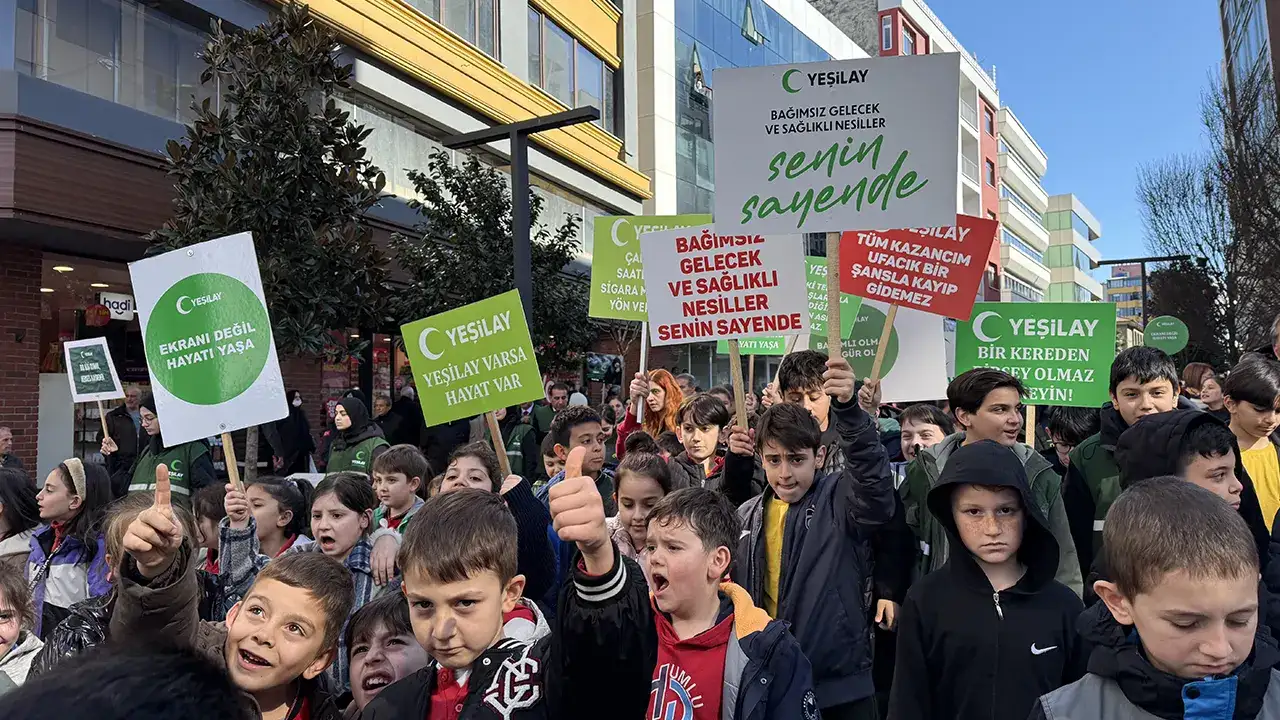 Trabzon’da Yeşilay Haftası yürüyüşü: “Yeşilay varsa hayat var”