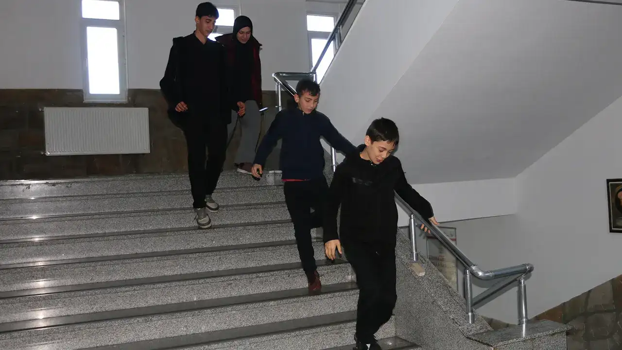 Of’ta okullarda deprem tahliye tatbikatı gerçekleştirildi